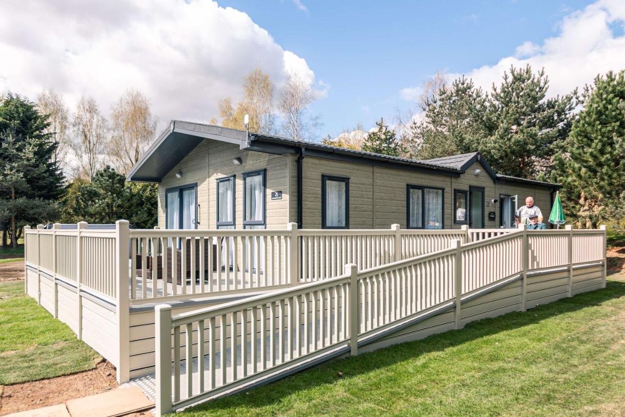 Ashworth Lodge With Hot Tub Barmby on the Moor Exterior photo