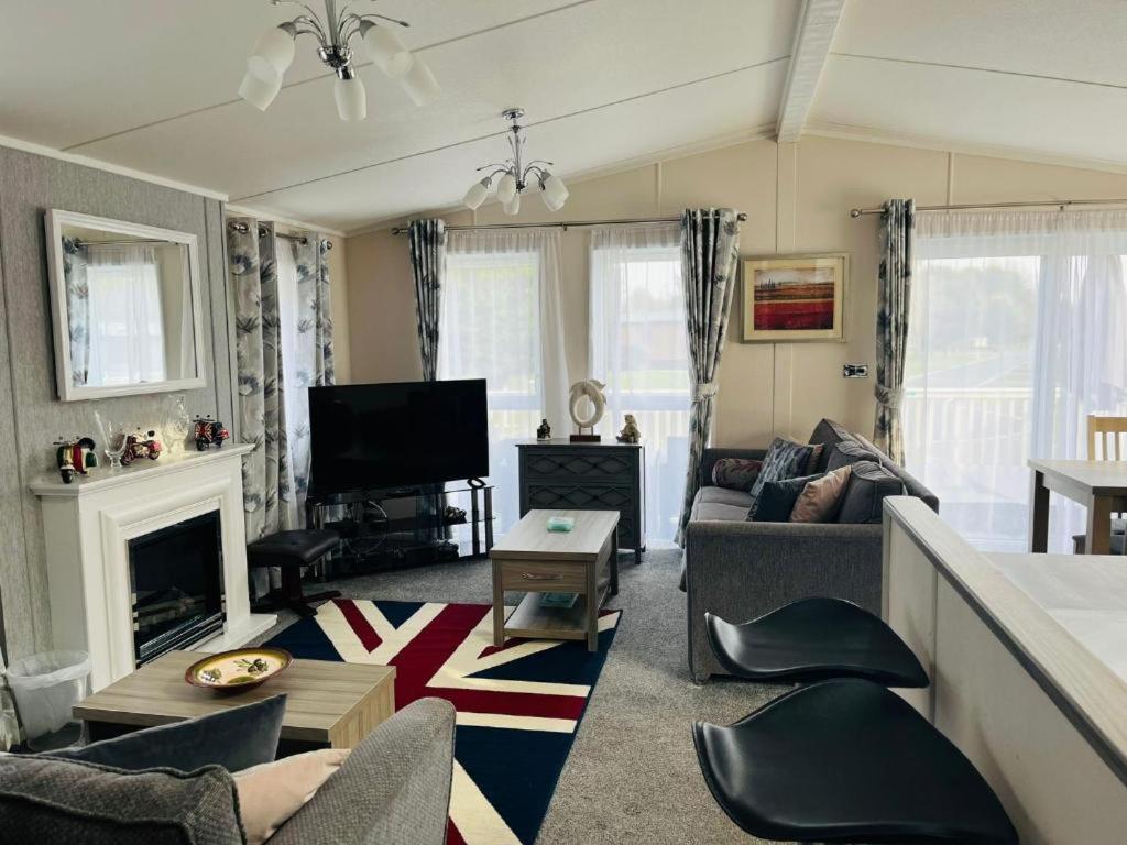 Ashworth Lodge With Hot Tub Barmby on the Moor Room photo