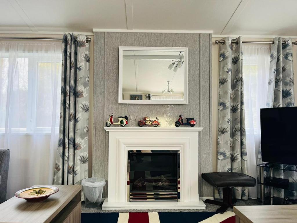 Ashworth Lodge With Hot Tub Barmby on the Moor Room photo